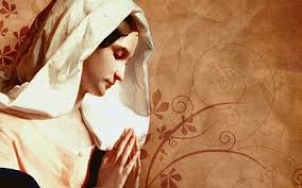 Como é feita a intercessão de Maria a Deus?