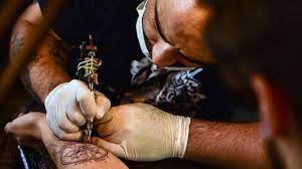 PERGUNTE AO EXORCISTA - A Tatuagem pode ser uma &quot;porta&quot; para uma ação Diabólica? - Pe. Duarte Lara