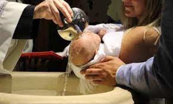 Para batizar um filho é obrigatória a presença do pai e da mãe? Pe. Alessandro
