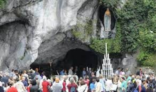 Maria de Todos os Povos - 19 | Nossa Senhora de Lourdes - França