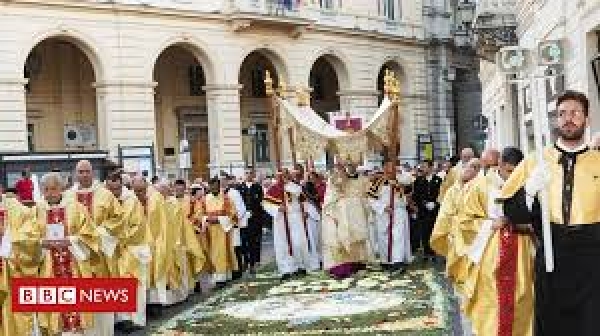 Por que os sacerdotes saem com o Santíssimo às ruas? Pe. Louis Goyard